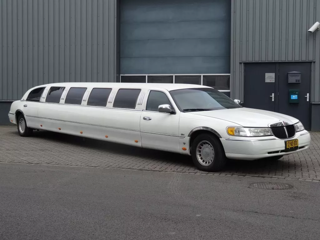 Lincoln Town Car STRETCHED LIMOUSINE V8